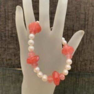 LILLIANS DESIGNS BEAUTIFUL SOFT LIVELY PEACH AND PEARL SOFT BEADED BRACELET